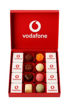 Logolu kutuda logolu 16 adet madlen ve 8 adet  spesiyal Çikolata